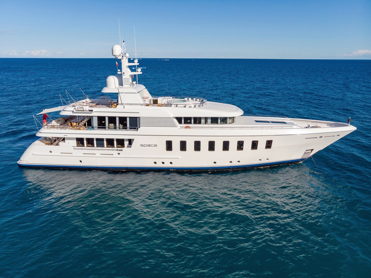 SPACE - 2007 FEADSHIP 146' 6