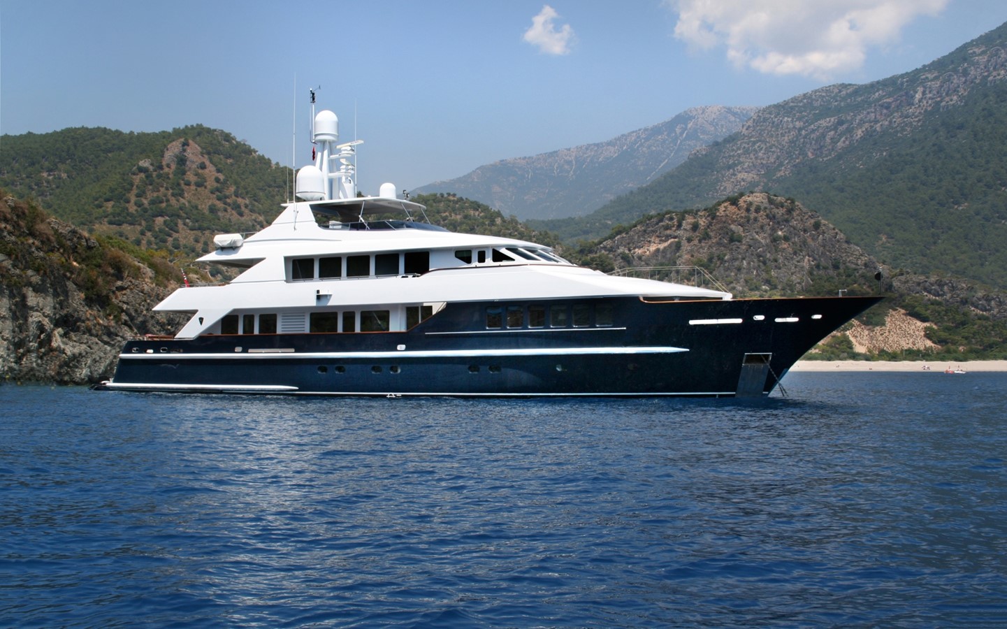 LADY AZUL - 2001 HEESEN YACHTS 129' 4