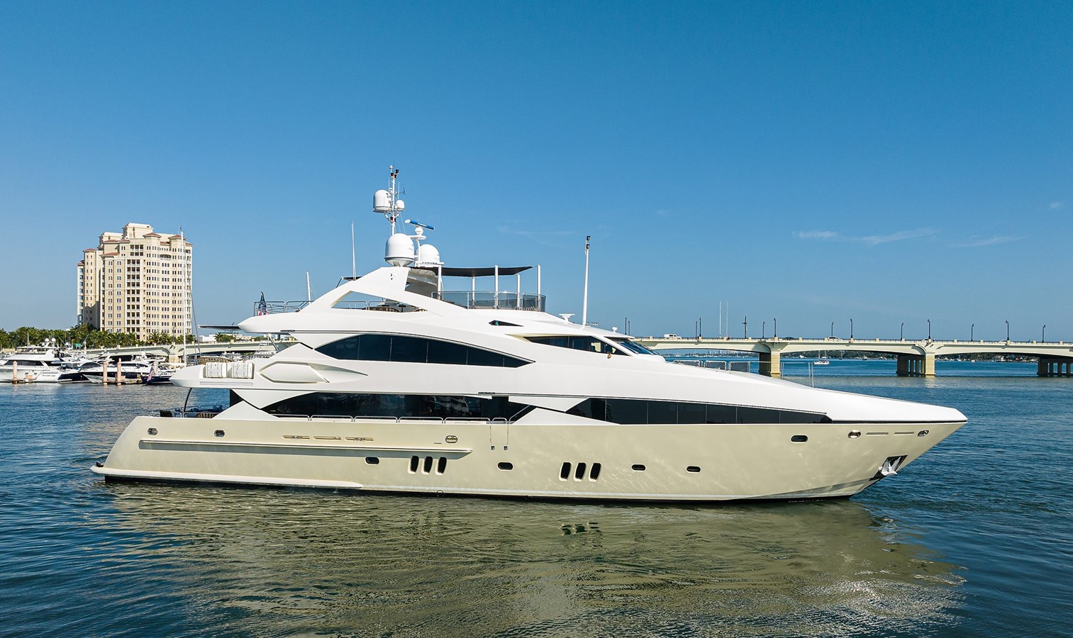 SULLIVAN'S ISLAND - 2009 SUNSEEKER 121' Trideck