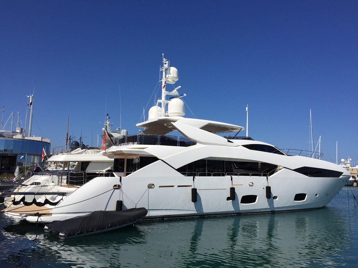 Sunseeker Predator 115 - 2011 SUNSEEKER 113' 9