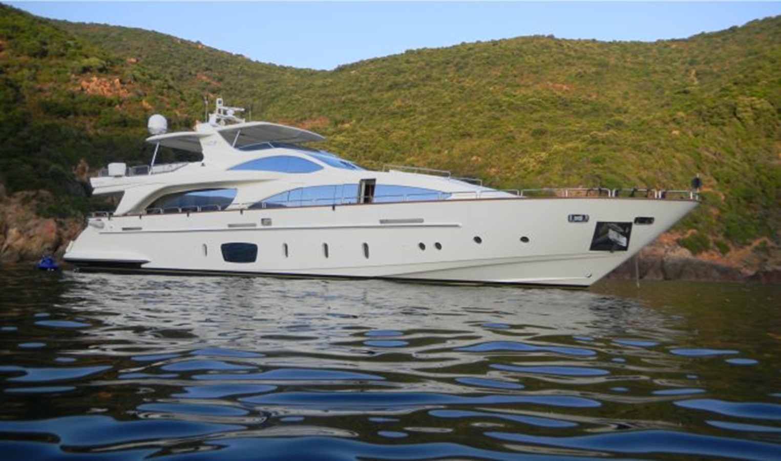 ALMA - 2008 AZIMUT YACHTS 104' 8