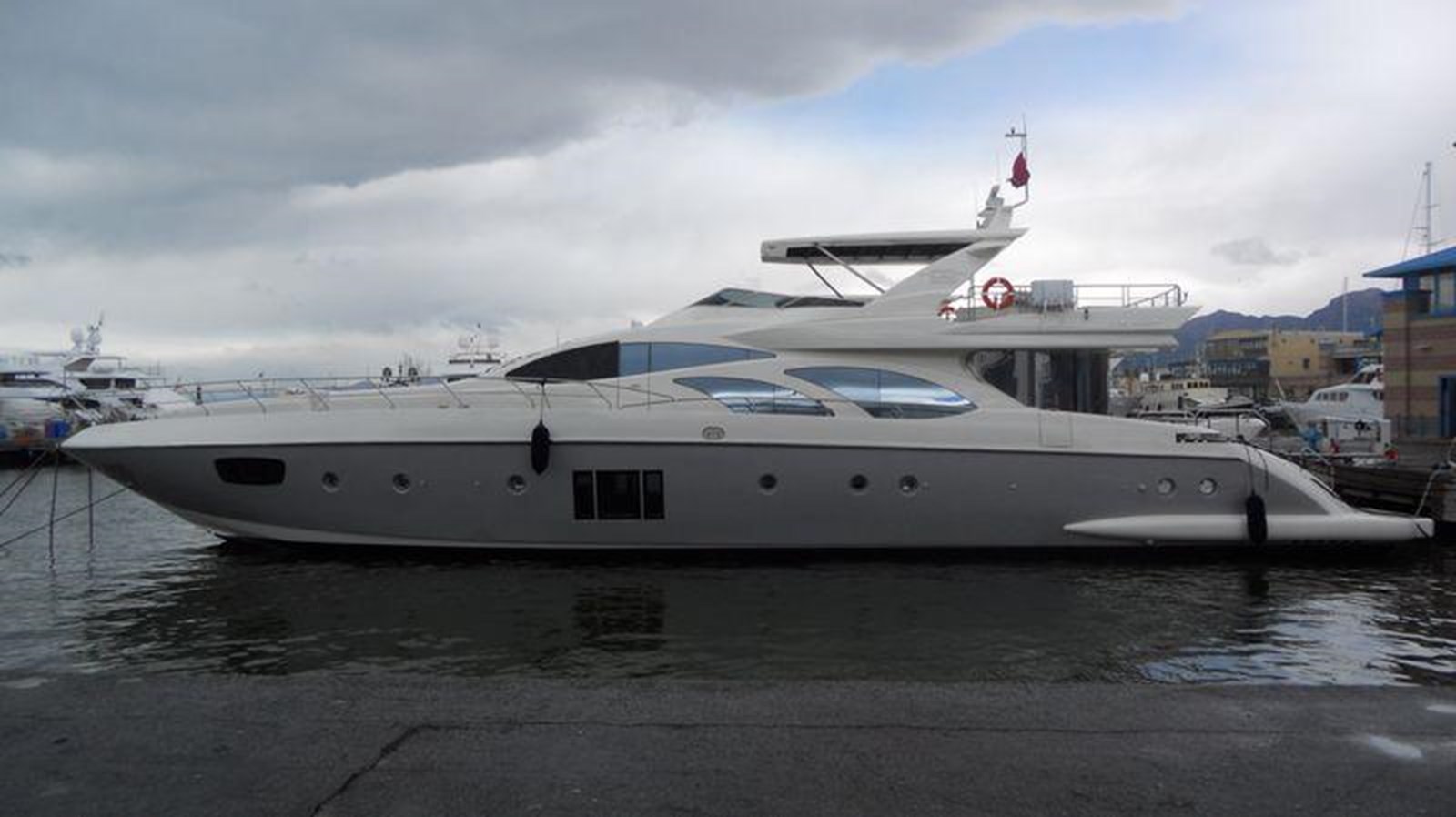 Victorious - 2014 AZIMUT YACHTS 100' Leonardo 100