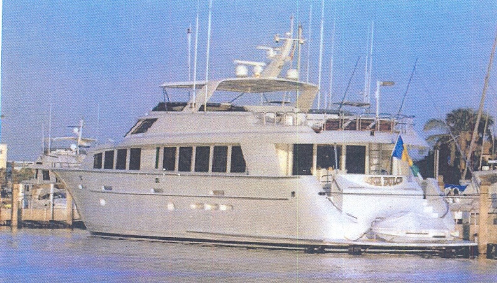 Agua Dulce - 2000 HATTERAS 92' Elite W/Walk Around