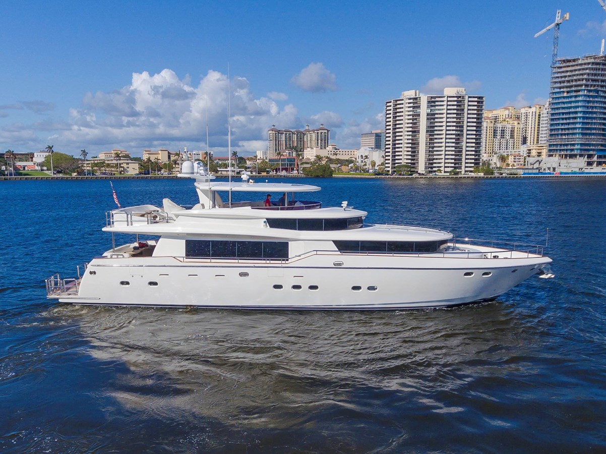 4 MAL - 2004 JOHNSON 87' Flybridge w/ Euro Transom