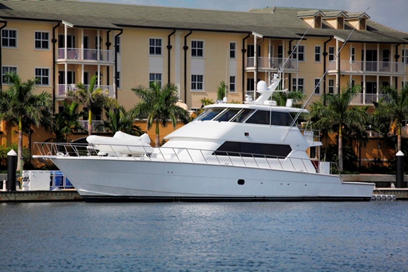 MIGRATION - 2004 HATTERAS 86' Convertible Enclosed