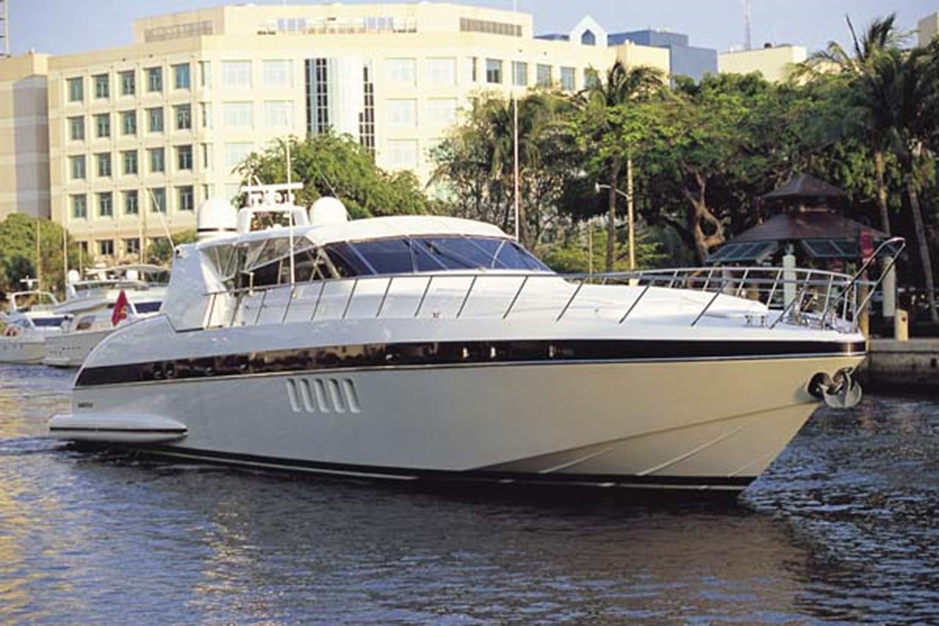 Jade Mary - 2001 OVERMARINE GROUP 82' 3