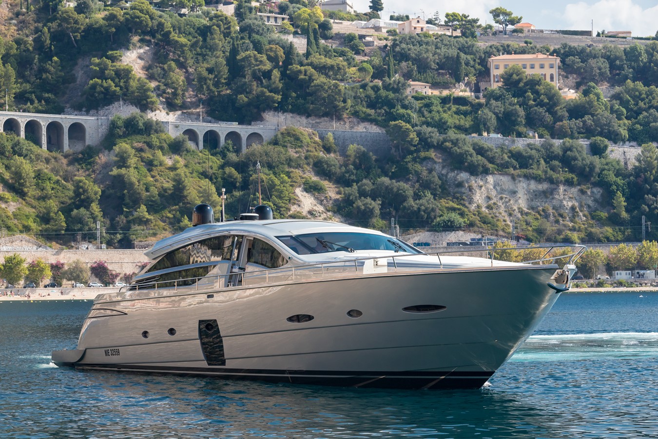 LOUNOR - 2010 PERSHING 80' 5