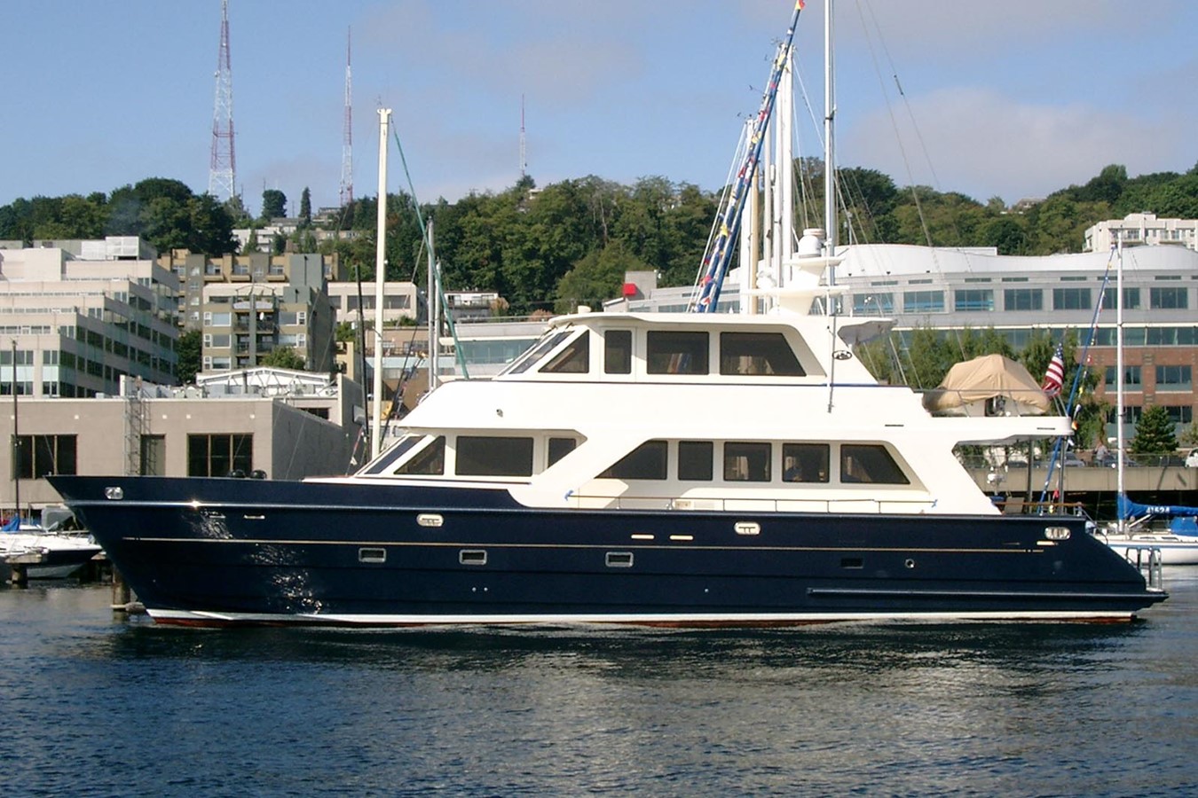 76' Legend Skyloung Motoryacht - 2004 LEGEND 76'