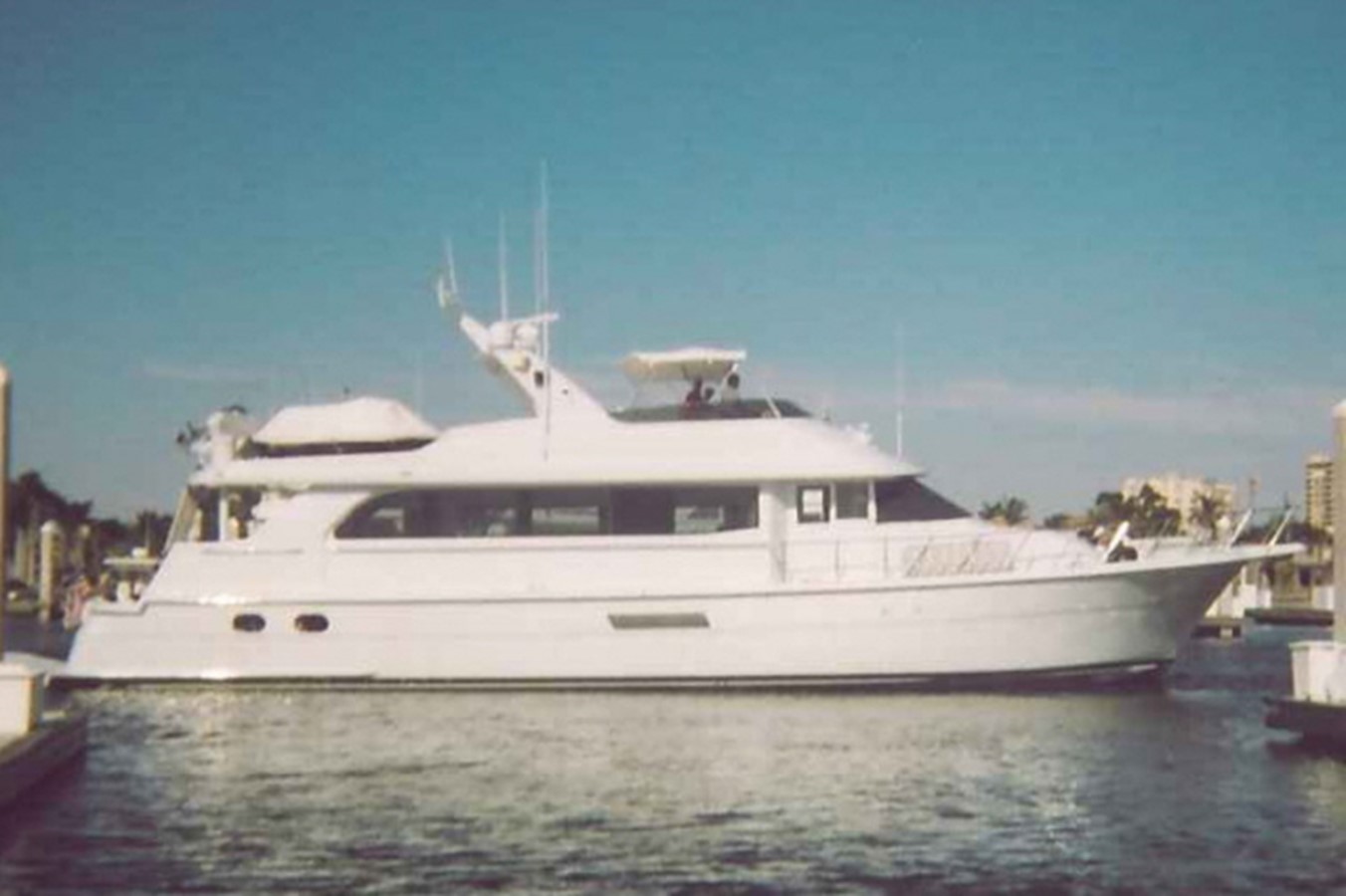 RIBBONS & BEAUX - 2000 HATTERAS 75' COCKPIT MY