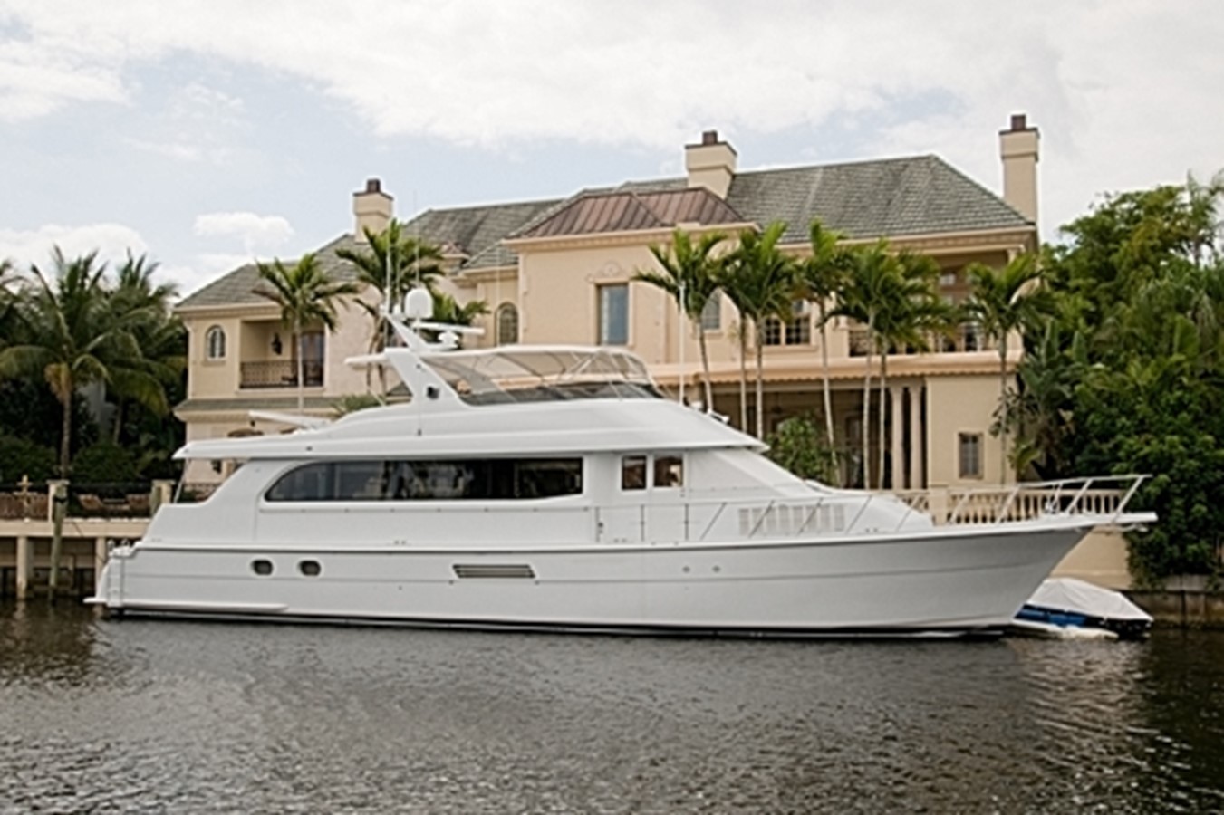 MAGIC CARPET - 2000 HATTERAS 75' Cockpit MY