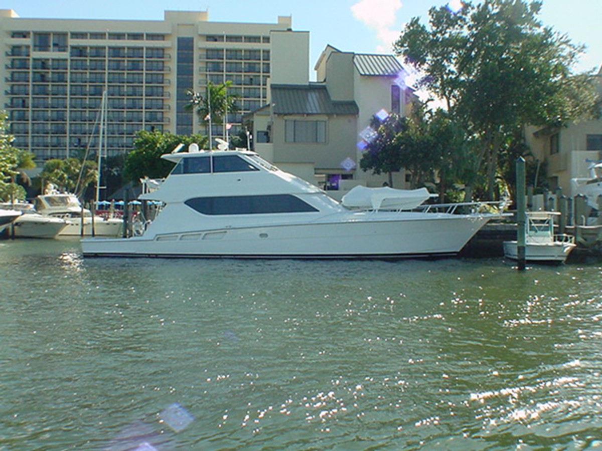 PLEEZER - 2002 HATTERAS 70' Conertible