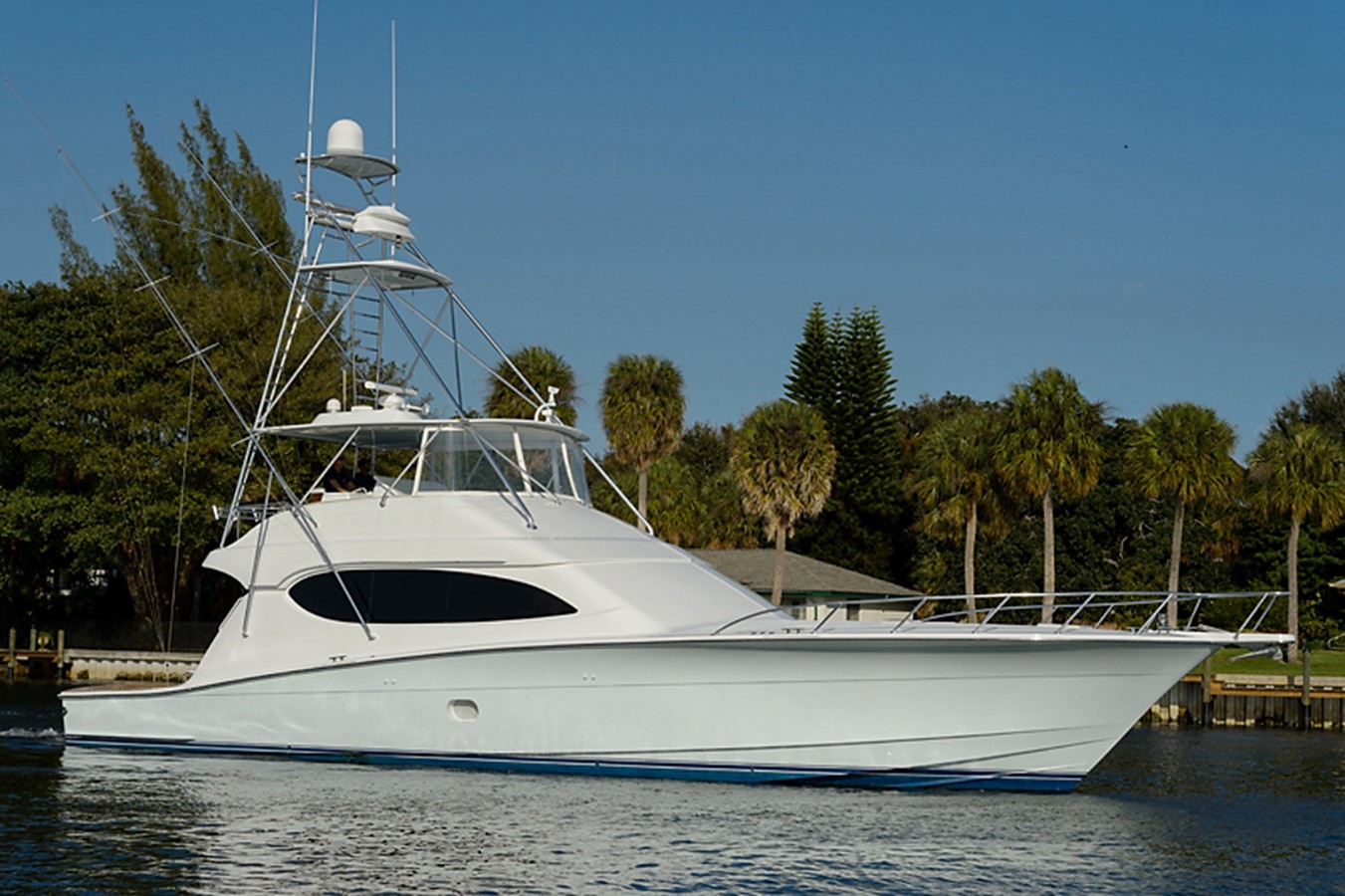 BLUE MOON - 2005 HATTERAS 68'