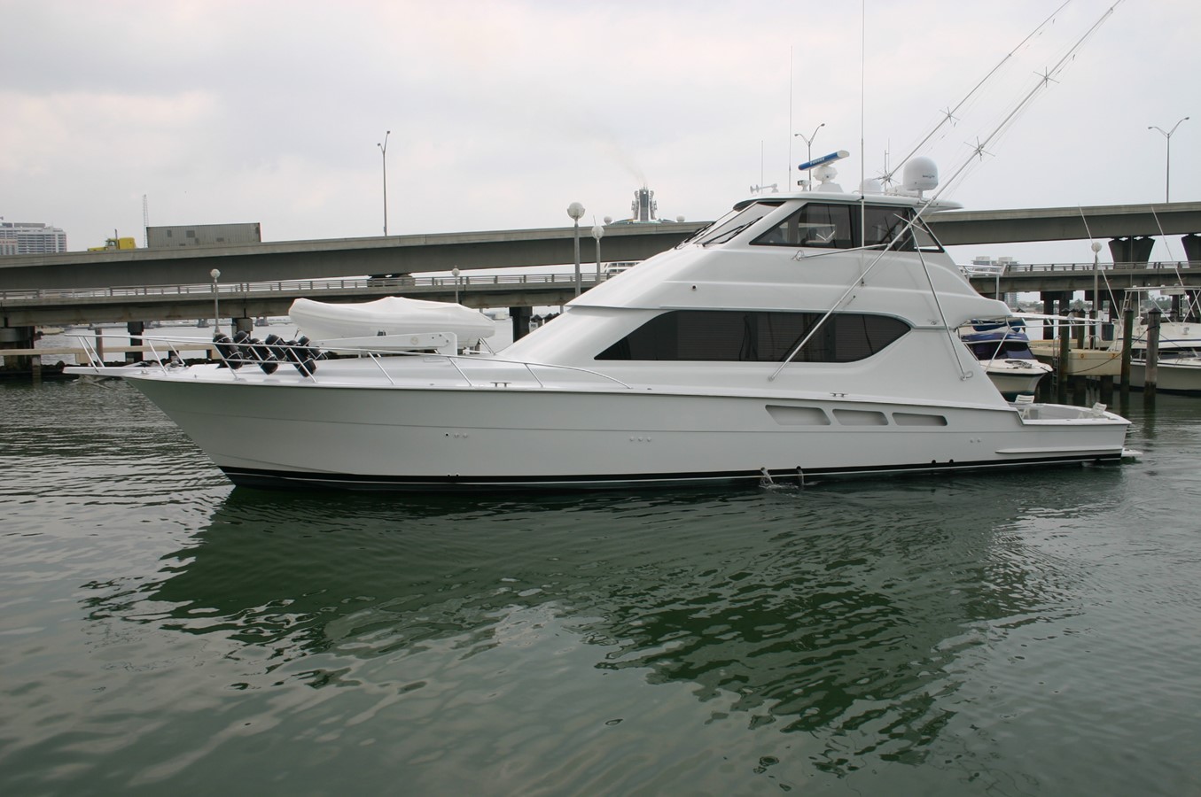 DT&F - 2001 HATTERAS 65' Convertible