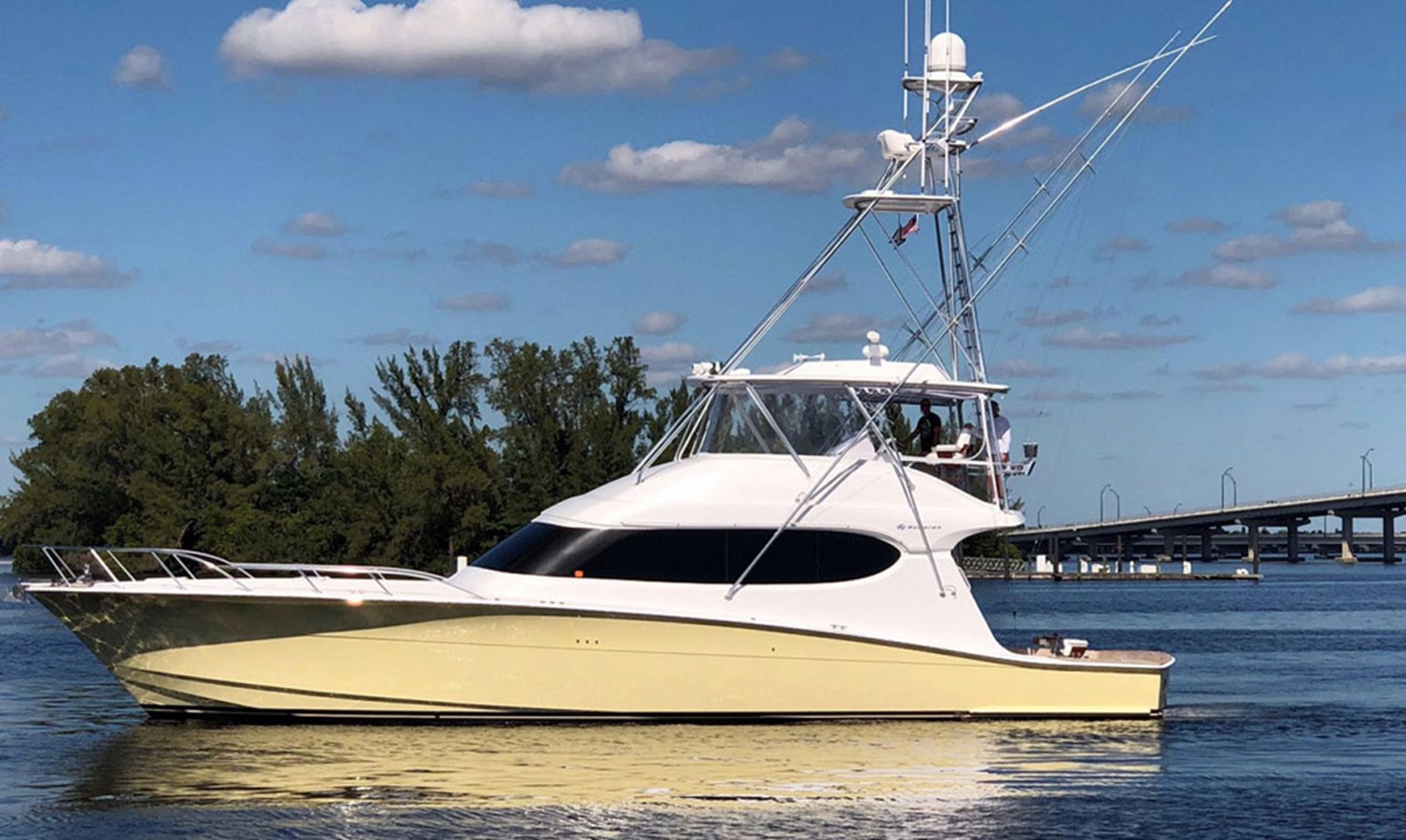 LYON FISH - 2011 HATTERAS 64' Convertible