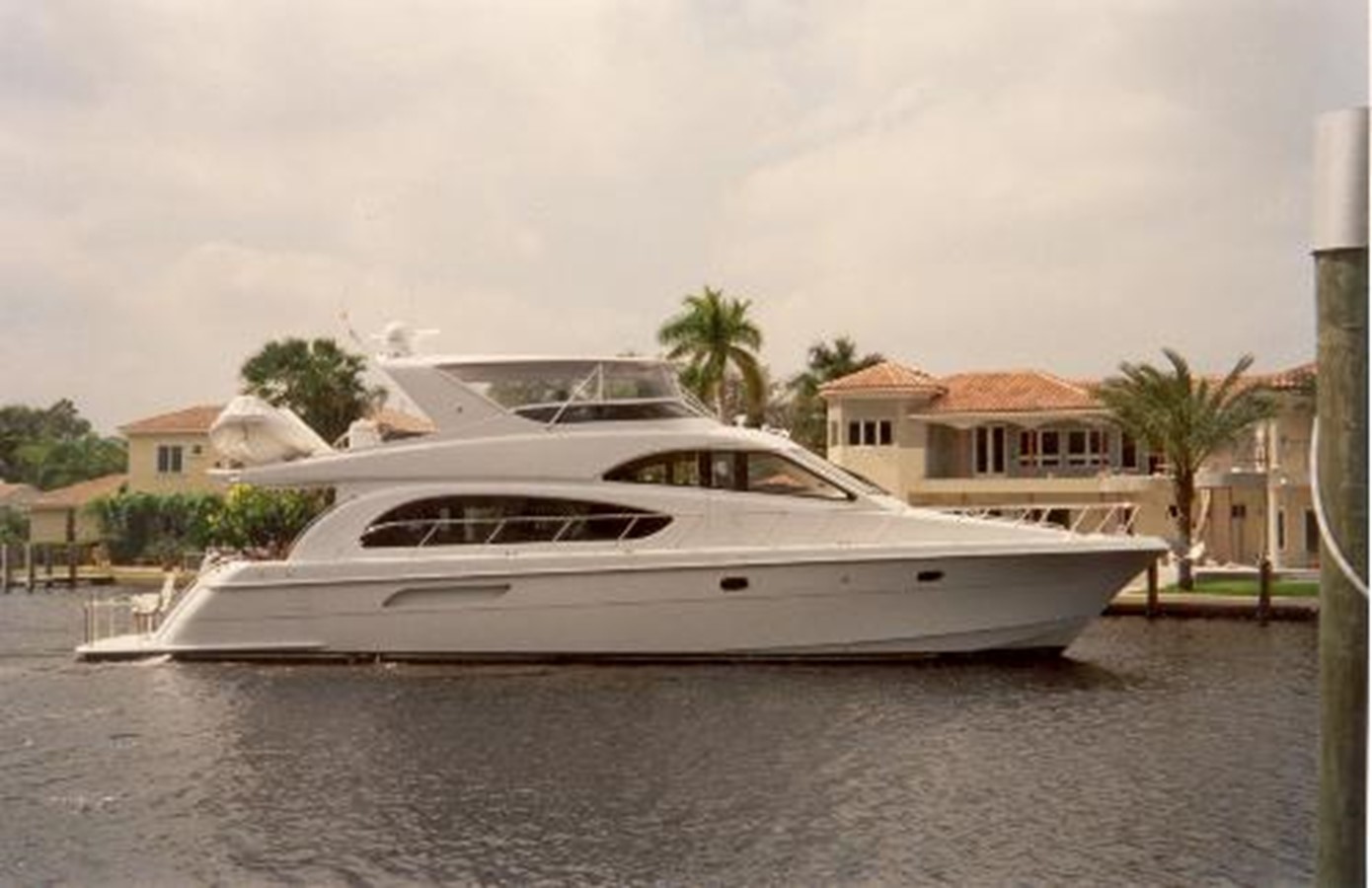 SASSY LADY - 2001 HATTERAS 63' 2001 630 Raised Pil