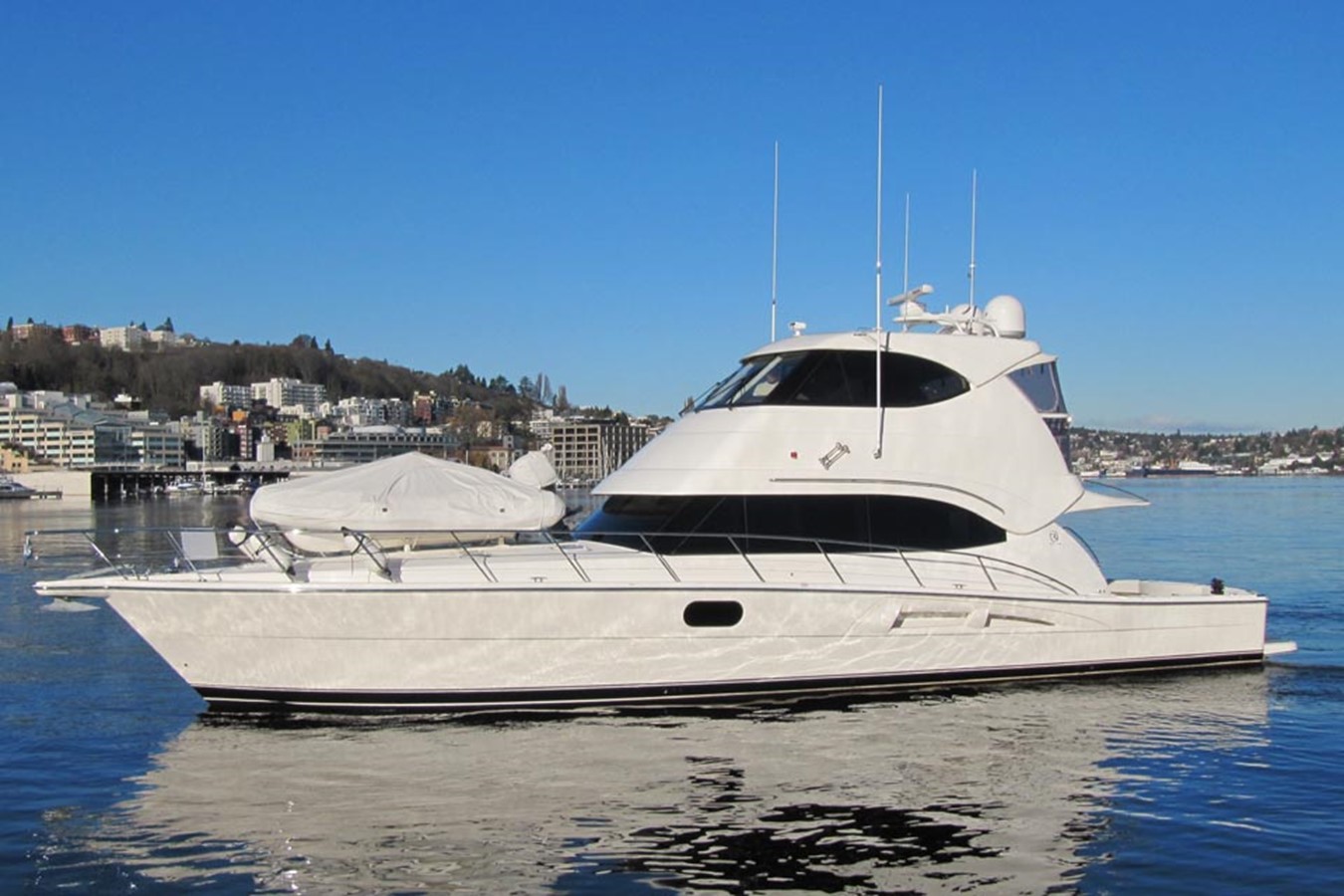 Chase Me - 2008 RIVIERA 58' Enclosed Flybridge